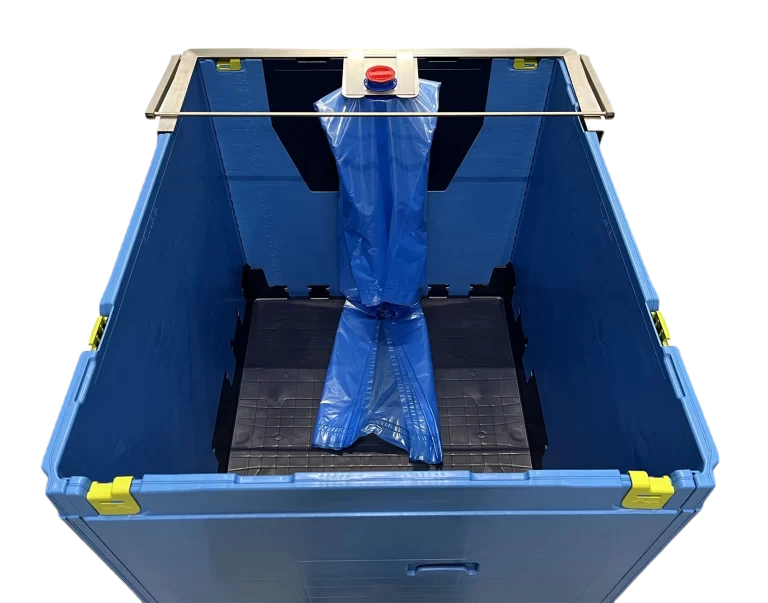 Système Easy Fill – sac en film bleu rempli via une passerelle à l’intérieur du conteneur en plastique.
